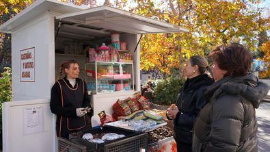 La concejala de Chamartín, Yolanda Estrada, ha visitado el puesto de castañas de la plaza de Prosperidad con motivo de la ruta por estos comercios impulsada por el Áreade Economía, Innovación y Hacienda. El mapa se enmarca en la estrategia integral de fortalecimiento de la actividad comercial y hotelera del programa ‘Todo está en Madrid’.