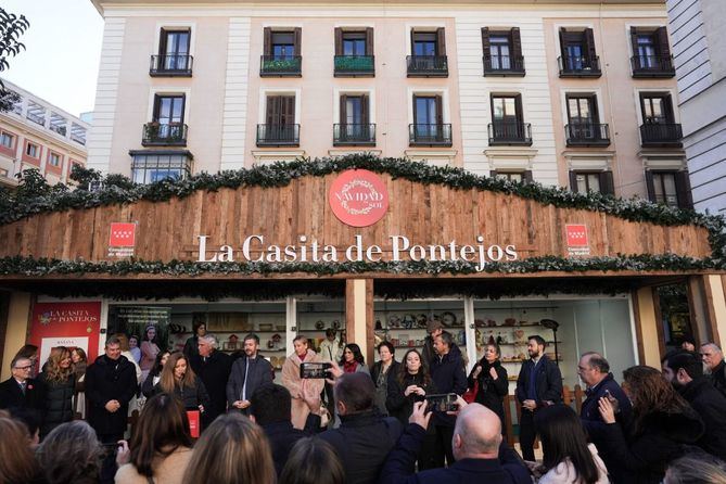 El consejero de Presidencia, Justicia y Administración Local, Miguel Ángel García Martín, y la de Familia, Juventud y Asuntos Sociales, Ana Dávila, han visitado este lunes el espacio benéfico, en la plaza de Pontejos del distrito de Centro, en el que participan una decena de asociaciones, fundaciones y centros ocupacionales.