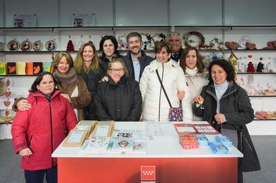 El objetivo de la Casita Solidaria de Pontejos es dar a conocer la labor que realizan estas entidades sociales y colaborar con ellas adquiriendo juguetes, decoración típicamente navideña, regalos, jabones, menaje, agendas y cuadernos o bisutería, entre otros.