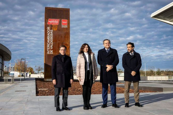 La presidenta de la Comunidad de Madrid, Isabel Díaz Ayuso, ha inaugurado este martes el Intercambiador de Valdebebas, en el distrito de Hortaleza, acompañada por el alcalde de Madrid, José Luis Martínez-Almeida, y el consejero de Transportes, Jorge Rodrigo.