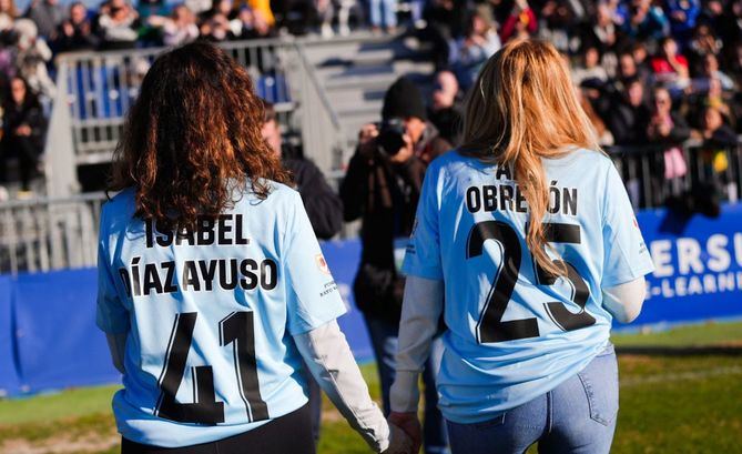 En la mañana del día de los Inocentes, famosos y artistas se han dado cita en un partido benéfico en la localidad madrileña de Fuenlabrada. Está organizado por la Fundación Aless Lequio, que lucha contra el cáncer.