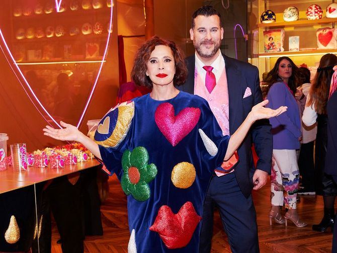 Agatha Ruiz de la Prada ha inaugurado su nuevo espacio en la calle de Villanueva, 5, en el distrito de Salamanca, junto a Javier Guerrero Guerrero, fundador de Guerrero & Asociados Abogados.