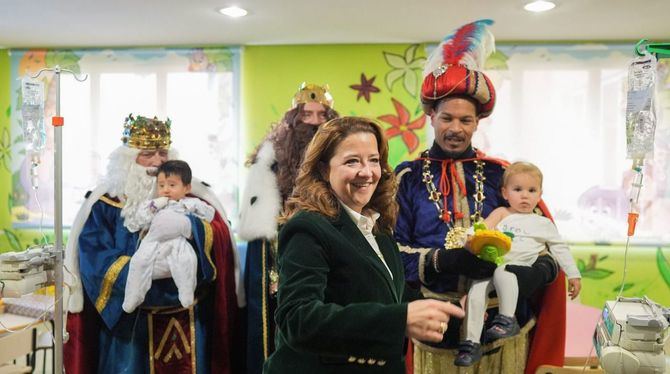 La consejera de Sanidad, Fátima Matute, junto a la alcaldesa del municipio, Judith Piquet, ha acompañado a la comitiva durante la visita que Melchor, Gaspar y Baltasar realizan anualmente a la planta de hospitalización pediátrica, donde han hecho entrega de sus regalos a los niños internados.