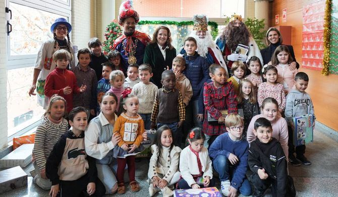 Melchor, Gaspar y Baltasar, acompañados de sus respectivos pajes, han amenizado y alegrado la jornada de los más pequeños hospitalizados.