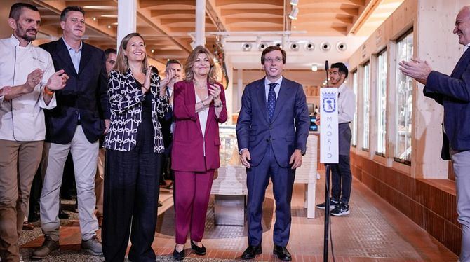 El alcalde de Madrid, José Luis Martínez-Almeida, ha inaugurado esta mañana el nuevo espacio, acompañado de la delegada de Economía, Innovación y Hacienda, Engracia Hidalgo; la concejala delegada de Turismo, Almudena Maíllo, y la concejala del distrito, Yolanda Estrada.