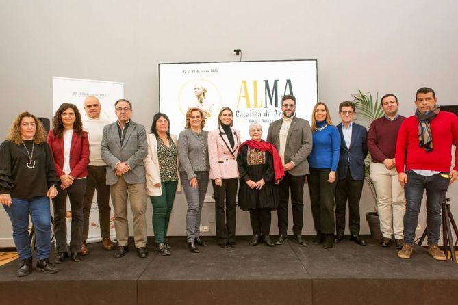 A esta presentación, celebrada en el salón de actos de la Concejalía de Turismo, han acudido también María José Ruiz Mayordomo, coreóloga, pionera y punto de referencia de la Danza Antigua Española, así como varios concejales del equipo de Gobierno alcalaino.