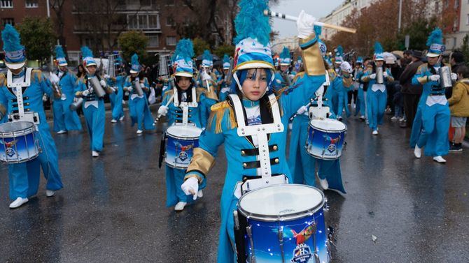 Los miembros de la Banda de Marcha 504, la agrupación de artistas hondureños invitados, marcaron el ritmo con villancicos y pusieron con sus trajes azules, mucho color a la celebración.