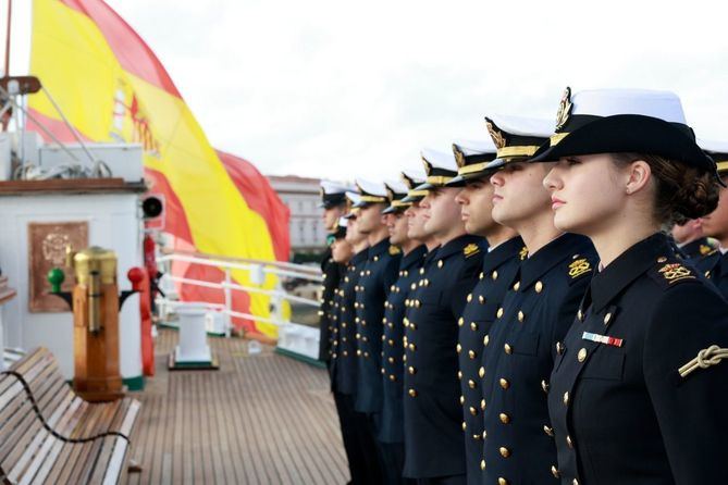 El buque escuela ‘Juan Sebastián Elcano’ ha partido este sábado del puerto de Cádiz en el que es su XCVII crucero de instrucción, con 76 guardiamarinas a bordo, entre ellos la Princesa de Asturias, que durante los próximos seis meses de navegación completará su instrucción naval y visitará ocho países, además de varios puertos españoles.