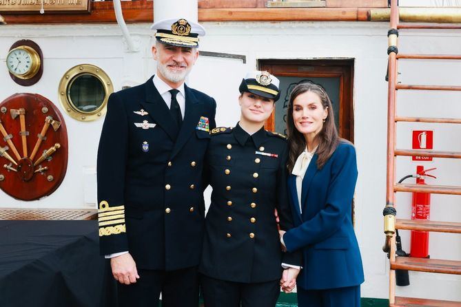 Sus Majestades los Reyes han presidido la despedida del buque escuela en su salida del puerto de Cádiz.