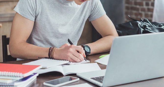 Los padres y madres con hijos que cursan la Educación Secundaria Obligatoria (ESO) consideran necesario aumentar el peso de la educación financiera en esta etapa escolar. Así lo evidencia la Encuesta Funcas 2024 sobre Cultura y Educación Financieras, realizada el pasado mes de septiembre a 1.200 madres y padres de estudiantes de ESO.