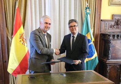 El embajador de Brasil en España, Orlando Leite Ribeiro, y el vicepresidente de Ifema Madrid, Daniel Martínez, durante la firma del acuerdo, el pasado mes de noviembre, por el que Brasil es distinguido como país socio en la Feria Internacional de Turismo (FITUR) 2025.