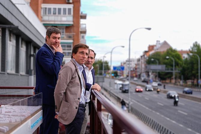 El alcalde de Madrid, José Luis Martínez-Almeida, desde el balcón del centro sociocultural El Greco –con vistas a la autovía–, durante la preesentación del proyecto el pasado octubre, junto con el delegado de Urbanismo, Medio Ambiente y Movilidad, Borja Carabante, área responsable de la ejecución de esta gran obra del mandato, y el concejal de Latina, Alberto González.