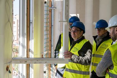 El delegado de Políticas de Vivienda y presidente de EMVS Madrid, Álvaro González, durante su visita a las obras de Cañaveral 10, en Vicálvaro.