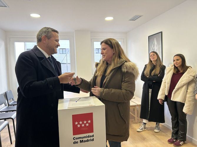 El consejero de Vivienda, Transportes e Infraestructuras, Jorge Rodrigo, ha visitado hoy junto a las familias adjudicatarias esta promoción de la calle de. César Cort Botí, en el distrito de Hortaleza.