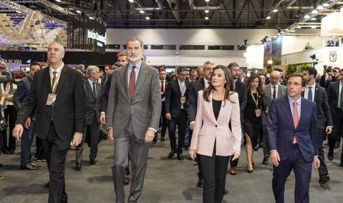 El alcalde de Madrid, José Luis Martínez-Almeida, acompañado por la delegada de Cultura, Turismo y Deporte, Marta Rivera de la Cruz, y la concejala delegada de Turismo, Almudena Maíllo, ha recibido a los reyes de España en el estand de capital, durante su recorrido inaugural por la feria.