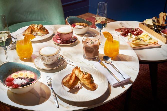 El 'brunch' gana popularidad, consolidándose en una temporada tradicionalmente dominada por otros momentos de consumo, como las comidas y las cenas. Durante las navidades de 2024, se registra un incremento en la preferencia por el 'brunch' (18%, en Madrid; 15%, en la región), lo que refleja una evolución en los hábitos de los consumidores respecto al 2023.