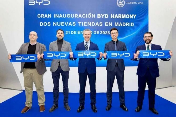 El crecimiento de BYD en nuestro país se enmarca dentro de la paulatina electrificación del parque móvil nacional, según explicaba en la inauguración Alberto de Aza, CEO de BYD para España y Portugal. 'La electrificación pasa por una buena red de puntos de recarga y un buen plan de ayudas gubernamental'.