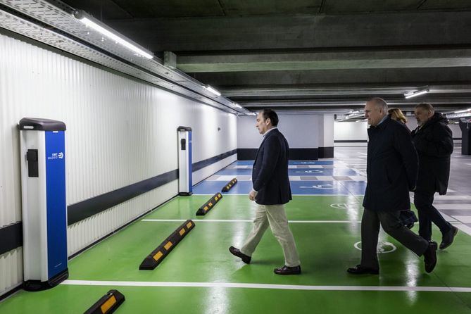 Dispone de aparcamiento público de rotación, plazas para residentes, recarga eléctrica, BiciPARK y puntos de recogida de paquetería.