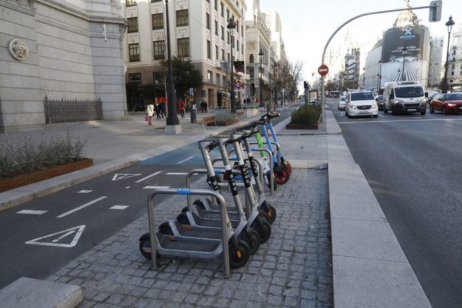 El Ayuntamiento de Madrid paralizaba la retirada de patinetes en la ciudad en octubre hasta reconocer la resolución judicial, después de que la empresa Lime solicitase medidas cautelares frente a la decisión de revocar las licencias.