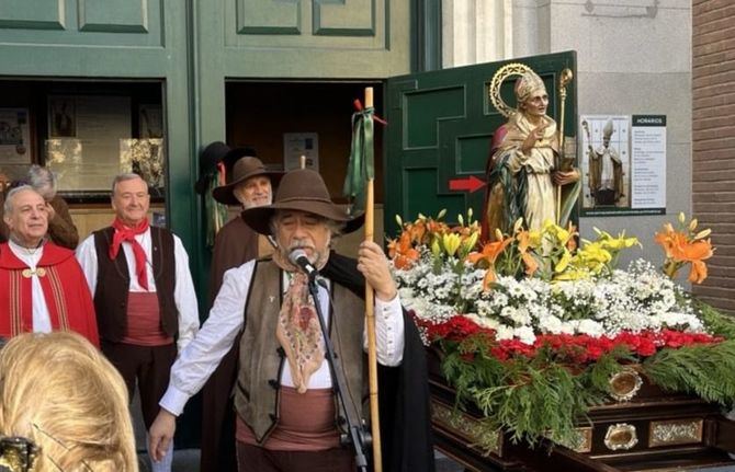 la Junta Municipal de Centro junto al Foro de Asociaciones Madrileñistas organiza esta cita anual con propuestas que incluyen, además de la romería, bendición, misa de campaña, reparto de panecillos y cintas del santo, bailes y juegos tradicionales.