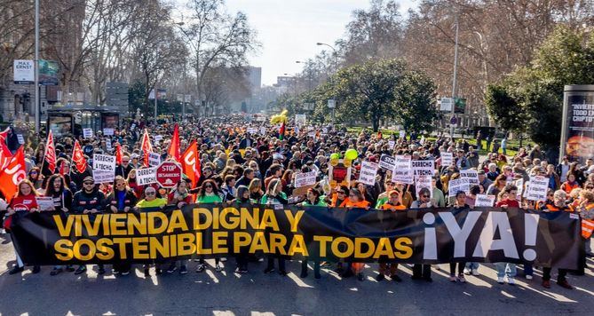 Miles de personas se han manifestado este domingo por el centro de Madrid por el derecho a la vivienda y contra la especulación y para reclamar soluciones a la falta y a la carestía de las casas.