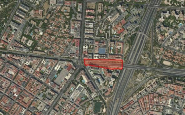 La Consejería de Vivienda, Transportes e Infraestructuras ha diseñado un proyecto, con un plazo de ejecución de 24 meses, que contará con un área intermodal en superficie que albergará las paradas de autobuses urbanos e interurbanos que en la actualidad se encuentran dispersas por la zona.