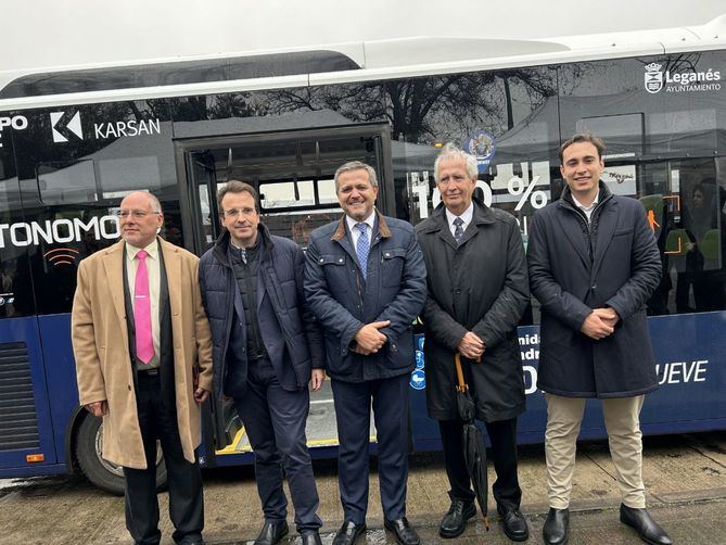 El consejero de Vivienda, Transportes e Infraestructuras, Jorge Rodrigo, durante la presentación del proyecto que ha sido gratuito durante cinco días, realizando un recorrido circular con inicio y fin en la avenida de la Reina Sofía, pasando por las calles de Petra Kelly y del Roncal. 