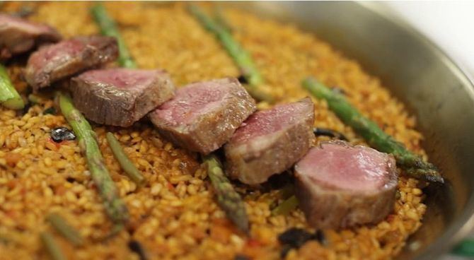 Del 14 de febrero al 2 de marzo, las cafeterías contarán con una carta especial de platos extremeños entre los que destacan las migas con picadillo ibérico y pimentón de La Vera, el arroz con presa ibérica de Extremadura y la tarta elaborada con queso de Torta del Casar.