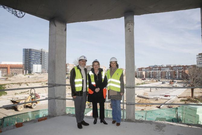 La delegada de Obras y Equipamientos, Paloma García Romero, y el delegado de Políticas Sociales, Familia e Igualdad, José Fernández, acompañados por la concejala de Salamanca, Cayetana Hernández de la Riva, han visitado el edificio y han comprobado el buen ritmo al que marchan los trabajos, cuya finalización se prevé para comienzos de 2026. 