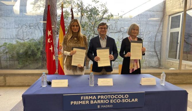 El delegado de Políticas de Vivienda y presidente de la Empresa Municipal de la Vivienda y Suelo (EMVS Madrid), Álvaro González; la concejala de Usera, Sonia Cea; y la presidenta de la comunidad energética local, Manuela Navarro, durante la firma del protocolo de actuación para el impulso de una comunidad energética en el Poblado Dirigido de Orcasitas.