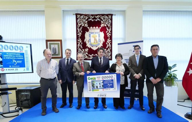 El delegado de la ONCE en la Comunidad de Madrid, Luis Natalio Royo, ha entregado a David Pérez una lámina enmarcada con el cupón, “que llevará la imagen de este edifico de Hortaleza -sede de la Junta Municipal de Hortaleza- por toda España”, ha subrayado el concejal.