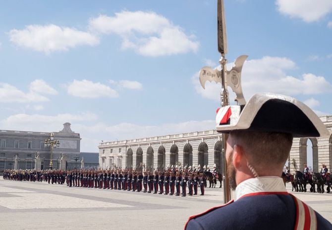 El cambio de guardia de la Guardia Real en el Palacio Real de Madrid se realiza los miércoles y sábados, con un relevo solemne el primer miércoles de cada mes. Ambos eventos son gratuitos y ofrecen una representación histórica con uniformes de gala, música militar y desfiles.