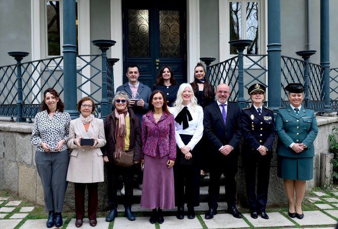 La Delegación del Gobierno en Madrid ha entregado los Reconocimientos ‘8M. 8 Mujeres, 8 Motivos’, correspondientes a su II edición, a: la futbolista Jenni Hermoso; la comunicadora Inés Hernand; la periodista y presentadora albina, Patty Bonet; la asociación de Madres Solteras por Elección; la periodista Carol Mundi, por su visibilización de las mujeres afganas; Soledad Muruaga por su labor en pro de la salud desde una perspectiva de género; María Teresa Nieto, vecina de Torremocha implicada en la actividad social de su municipio y, en el ámbito de las FCSE, la policía nacional María Marcos y la guardia civil Verónica Mateo.