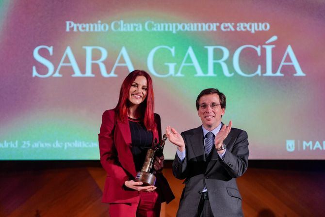 En su XX edición, el Premio Clara Campoamor la han recibido 'ex aequo' la política venezolana María Corina Machado y la bióloga molecular e investigadora Sara García Alonso, en la imagen junto al alcalde de Madrid, José Luis Martínez-Almeida.