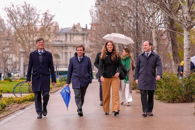 Almeida, Carabante, Páramo y Plitt durante la entrega de la distinción ‘Ciudad Arbórea del Mundo’. El Ayuntamiento reafirma su compromiso con la sostenibilidad y la calidad de vida de sus ciudadanos, consolidándose como referente internacional en la gestión y conservación del arbolado urbano.