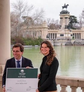 José Luis Martínez-Almeida, en su visita al Parque del Retiro, donde ha recibido esta distinción de manos de la responsable del programa Tree Cities of the World en la Fundación Arbor Day, Sophia Plitt.