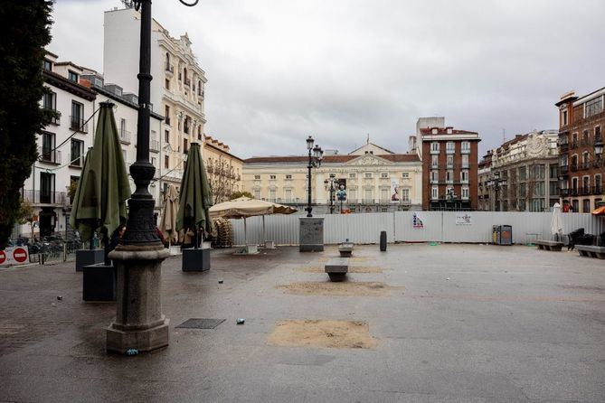 Las obras en el aparcamiento de la plaza de Santa Ana, en el distrito de Centro, han comenzado, generando críticas de Más Madrid por la tala de más de 25 árboles. La portavoz Rita Maestre denuncia que el Ayuntamiento prioriza el ahorro sobre la protección del patrimonio verde, mientras la vicealcaldesa Inma Sanz defiende que solo se talan cinco árboles.