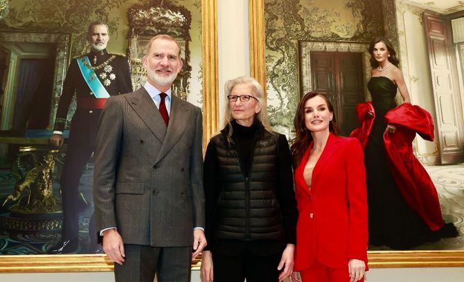 Los Reyes visitaron recientemente la exposición 'La tiranía de Cronos', en el Banco de España, donde se les han presentado los retratos que les ha realizado la artista Annie Leibovitz. También, se ha presentado el retrato del ex gobernador, Pablo Hernández de Cos. Se trata de las dos últimas incorporaciones a la galería de efigies del banco y la primera vez que el medio utilizado para estos retratos es la fotografía.