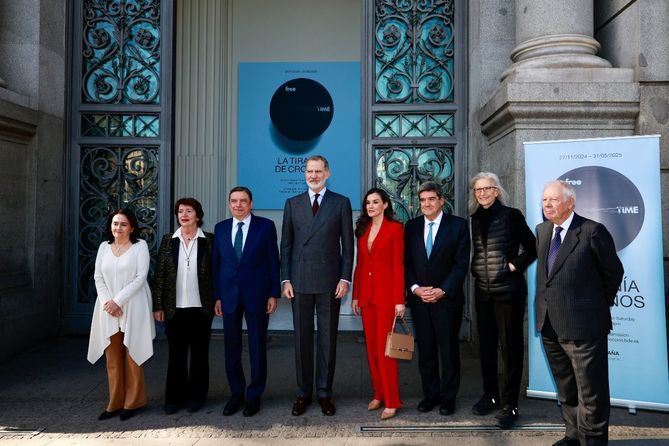 Durante la visita, Sus Majestades estuvieron acompañados por el ministro de Agricultura, Pesca y Alimentación, Luis Planas y el gobernador del Banco de España, José Luis Escrivá.