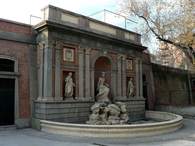 Esta fuente mural centra la pared lateral del Primer Depósito del Canal, trazado por el ingeniero Juan de Ribera Piferrer (?-1880), que la concibió como un arco de triunfo clásico, en cuya hornacina central figura una monumental personificación del río Lozoya, tallada por el escultor madrileño Sabino de Medina Peñas (1814-1879), flanqueada a la izquierda por una imagen de la Agricultura del escultor compostelano Andrés Rodríguez, y a la derecha por otra de la Industria del madrileño José Pagniucci Zúmel (1821-1868).