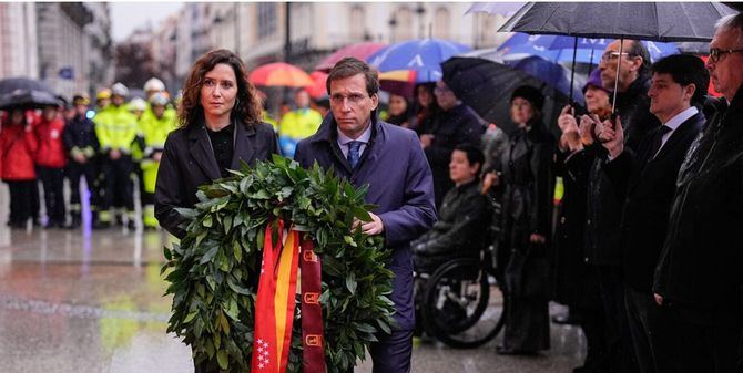 La presidenta de la Comunidad de Madrid, Isabel Díaz Ayuso, y el alcalde de Madrid, José Luis Martínez-Almeida, han colocado una corona de laurel junto a la placa que recuerda, en la Puerta del Sol, a los fallecidos y a los más de 2.000 heridos en los atentados del 11 de marzo de 2004 en Madrid y en homenaje a los cuerpos y fuerzas de seguridad, servicios de emergencias y a todos los ciudadanos que acudieron en su auxilio.