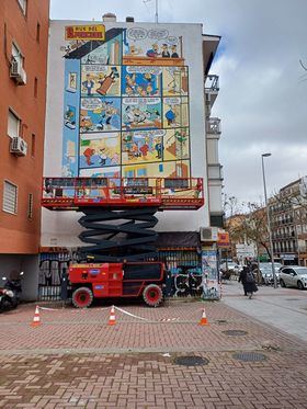 El mural ha sido pintado por el reconocido artista NSN997, quien ha plasmado con destreza la esencia de los personajes que Ibáñez retrató en sus cómics.