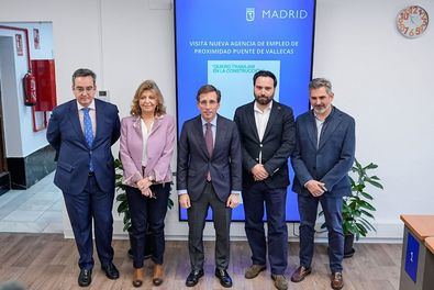 Almeida, con Hidalgo, Niño y el gerente de la AE, Pepe Aniorte, durante su visita de este miércoles a la nueva oficina de proximidad de la AE en Puente de Vallecas.