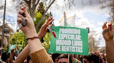 La protesta se ha celebrado este sábado en 40 ciudades españolas bajo el lema 'Acabemos con el negocio de la vivienda', en medio de gritos como “okupa y revienta la vivienda”, “que no pagamos con nuestros sueldos vuestra especulación” o “gobierno progresista cómplice de los rentistas”.