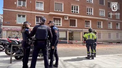 No ha habido daños estructurales ni necesidad de desalojar el edificio, aunque se ha activado a técnicos del Ayuntamiento de Madrid para supervisar la situación.