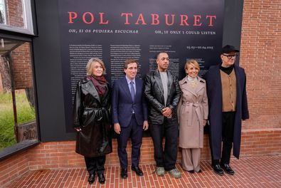 El alcalde de Madrid, José Luis Martínez-Almeida, acompañado por la delegada de Cultura, Turismo y Deporte, Marta Rivera de la Cruz, junto al artista durante la presentación de la muestra.