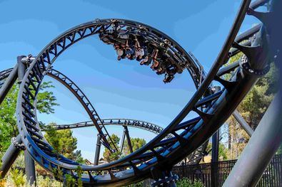 Parque de Atracciones de Madrid ofrece un ambiente festivo para quienes, además de la adrenalina con sus míticas atracciones, quieren disfrutar de espectáculos con mucho ritmo.