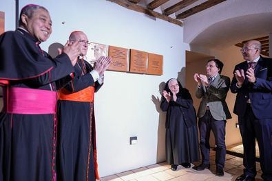 Almeida ha descubierto una placa conmemorativa, junto al presidente de la Asociación del Camino de Santiago de Astorga, Juan Carlos Pérez Cabezas, y el cardenal y arzobispo emérito de Madrid, Carlos Osoro, entre otras autoridades y representantes de asociaciones de Amigos del Camino de Santiago.