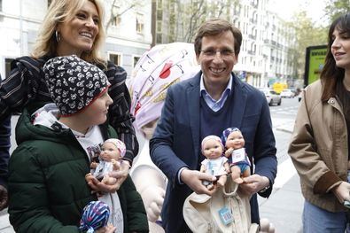 Las piezas, situadas en calles como Velázquez, Serrano, Ortega y Gasset o Goya, tienen unas dimensiones de 1,6 metros de altura y cuentan con una descripción y un código QR para conocer detalles de la ruta y poder adquirir los muñecos.