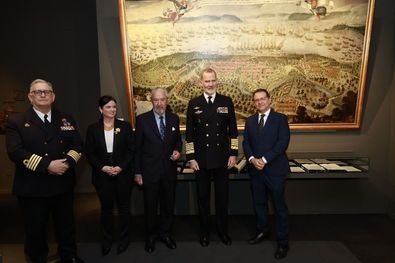 El director y la directora Técnica del Museo Naval, el Marqués de Valdueza, S.M. el Rey y David García Hernán, durante la inauguración.